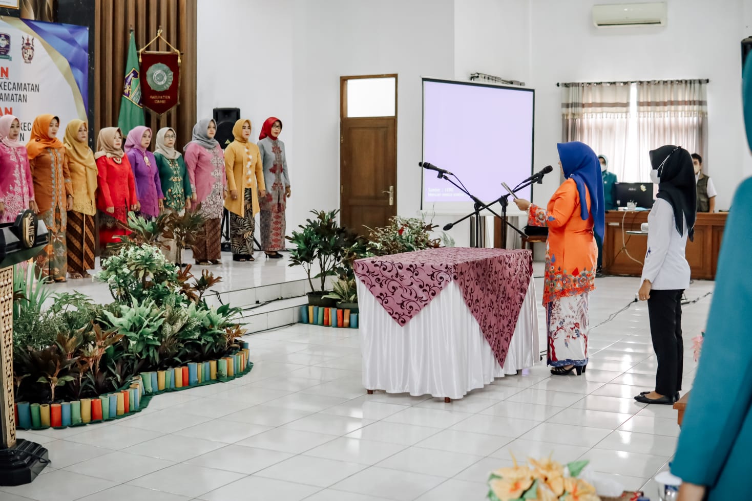 Hj. Kania Ernawati Lantik Ketua Tim Penggerak PKK Kecamatan, Ketua Forikan Kecamatan serta Kukuhkan Bunda PAUD Kecamatan, Bunda F.A.D Kecamatan dan Bunda Genre Kecamatan Se-Kab. Ciamis Tahun 2022